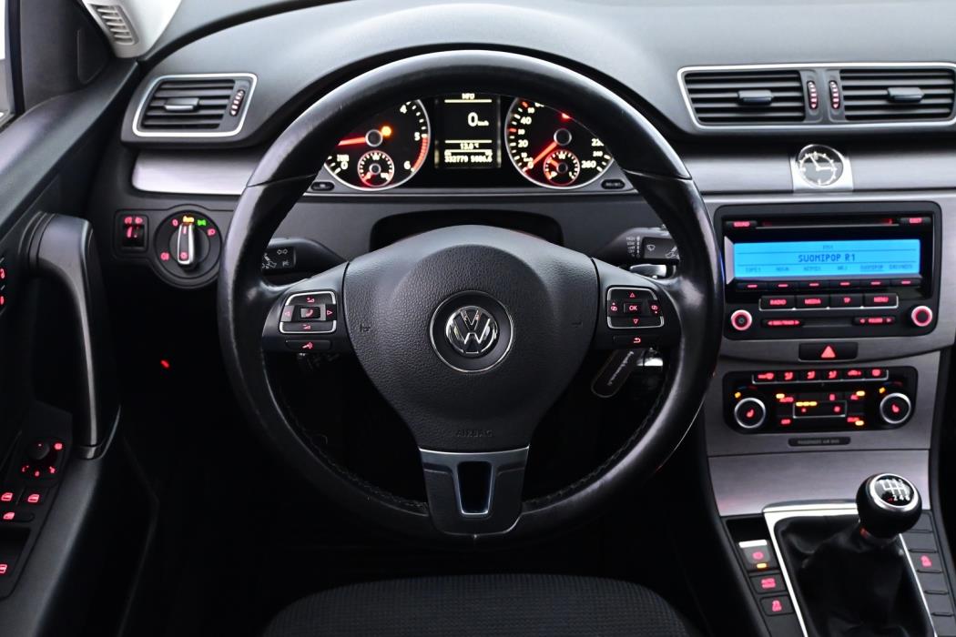 VOLKSWAGEN Passat 2011