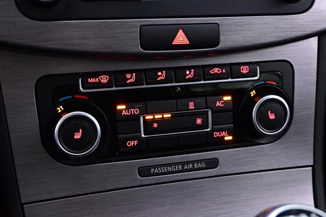 VOLKSWAGEN Passat 2011