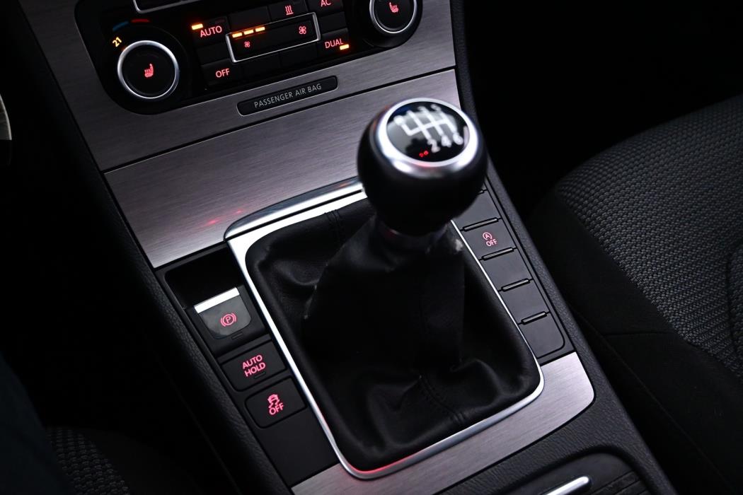 VOLKSWAGEN Passat 2011