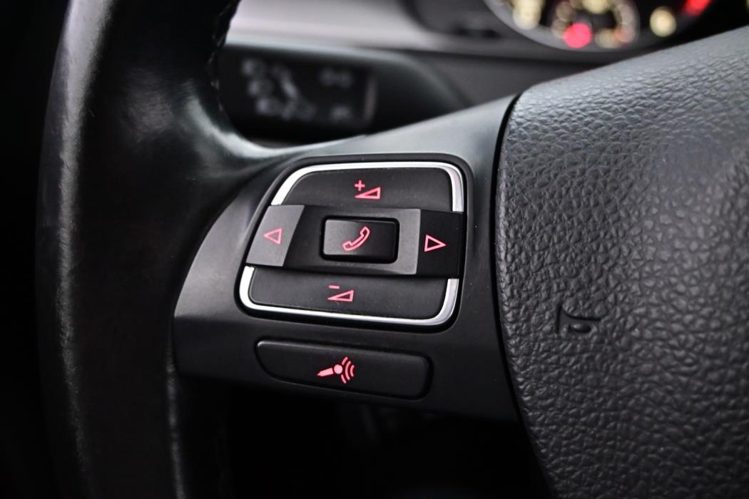 VOLKSWAGEN Passat 2011