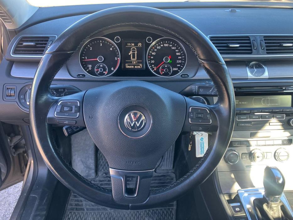 VOLKSWAGEN Passat 2012
