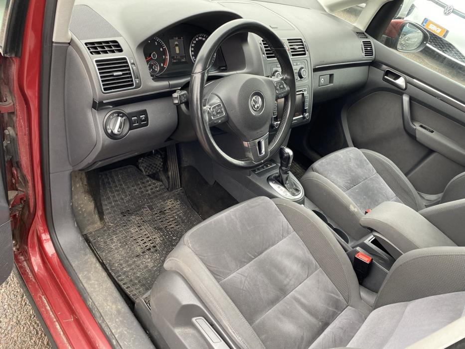 VOLKSWAGEN Touran 2012