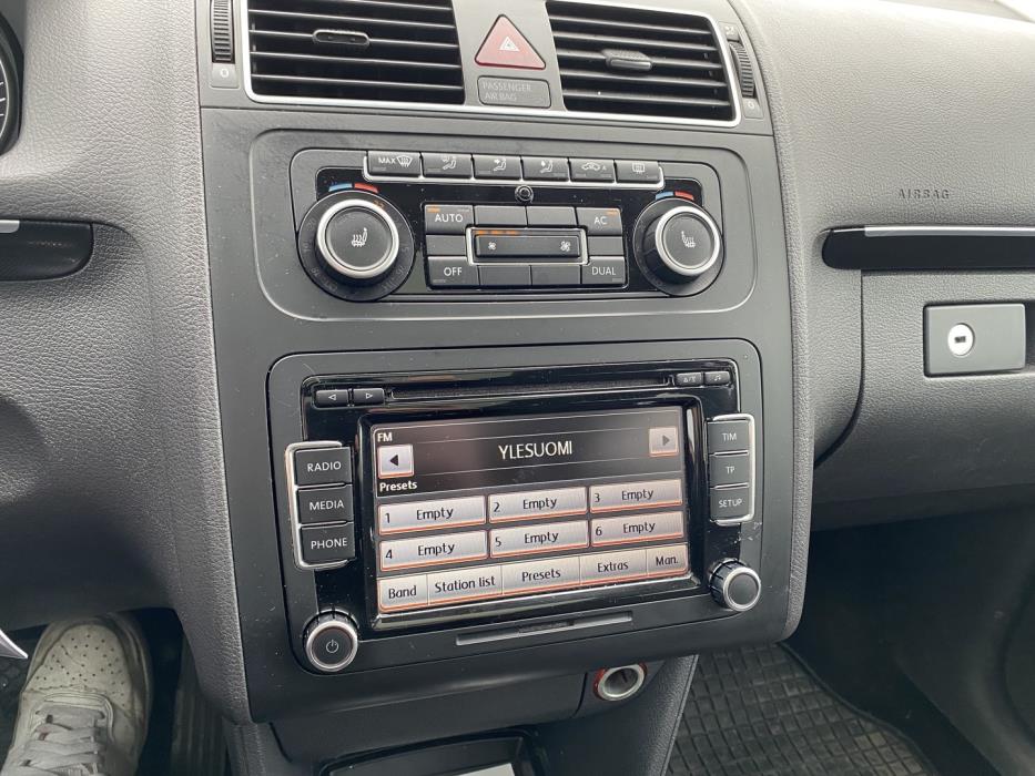 VOLKSWAGEN Touran 2012