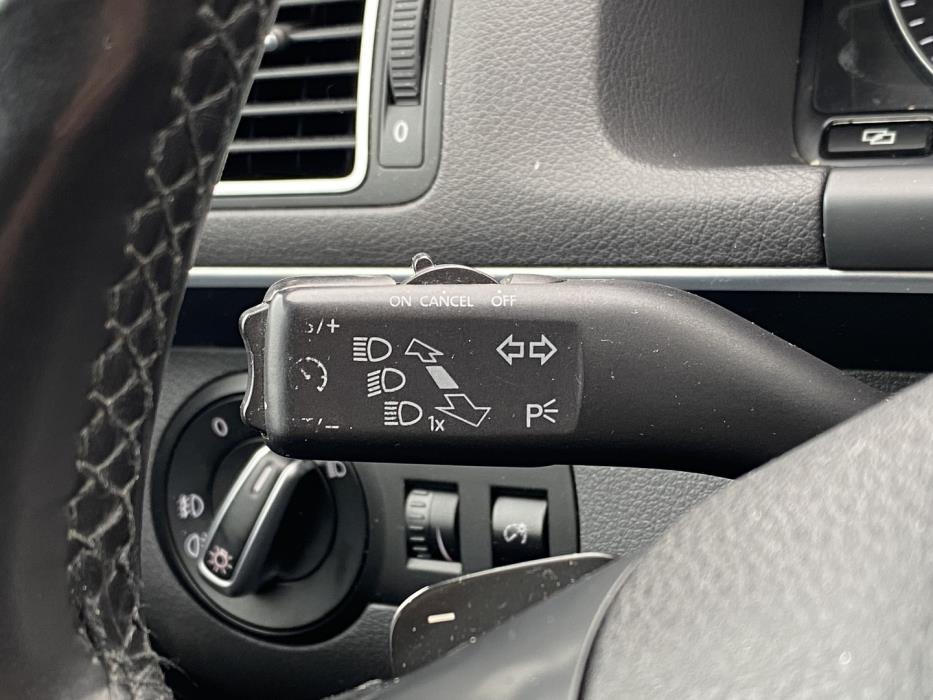 VOLKSWAGEN Touran 2012