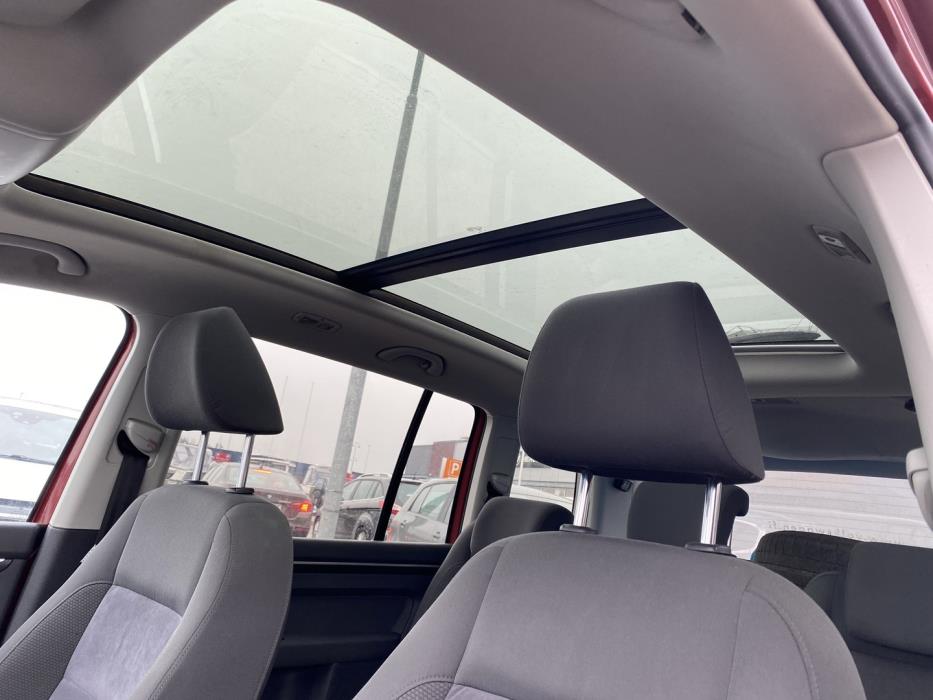 VOLKSWAGEN Touran 2012