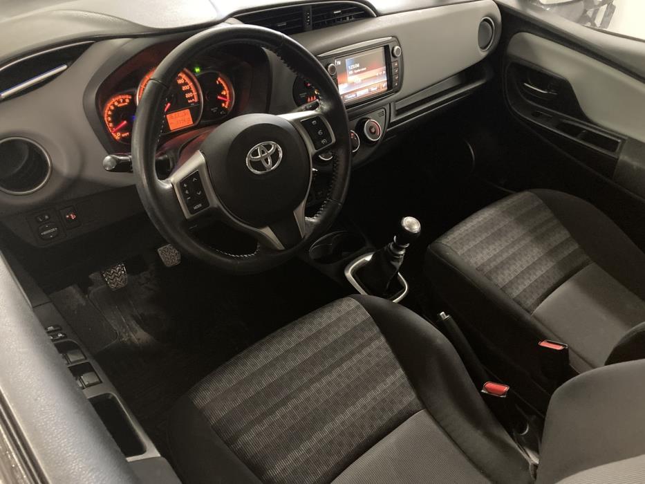 TOYOTA Yaris 2016