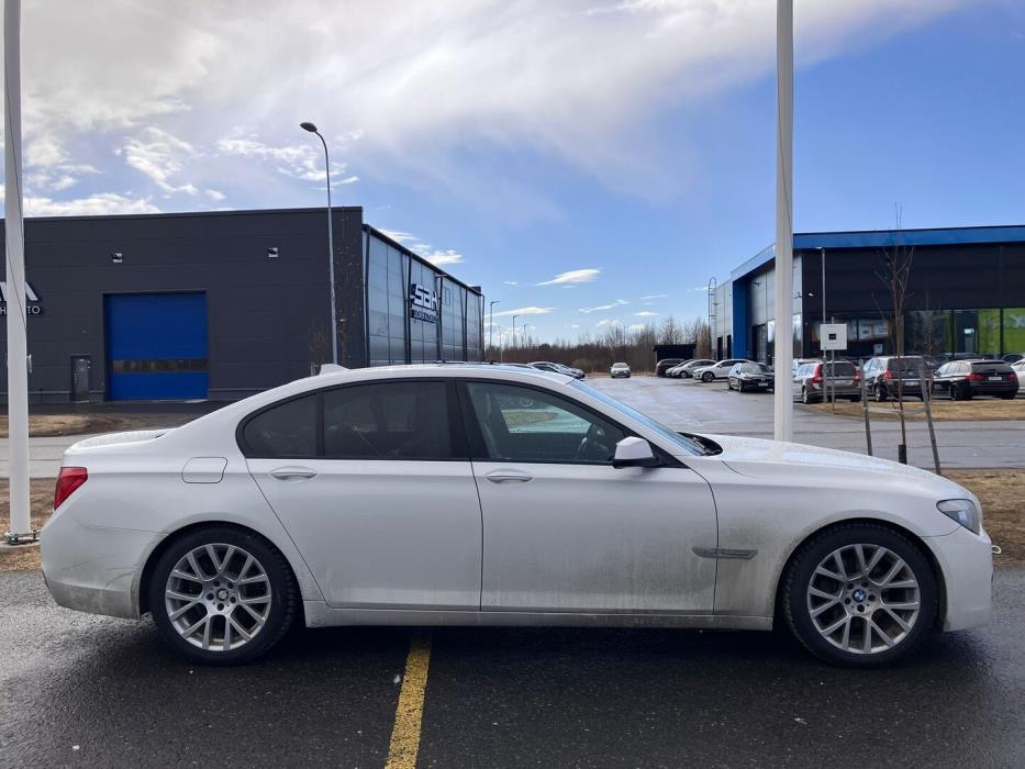 BMW 740 2011