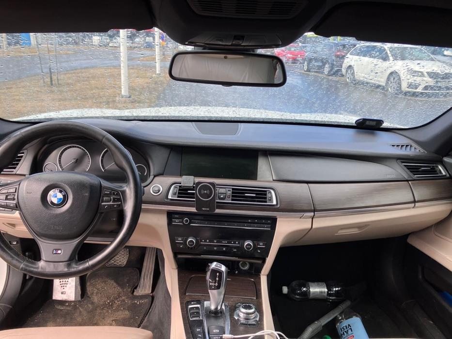 BMW 740 2011