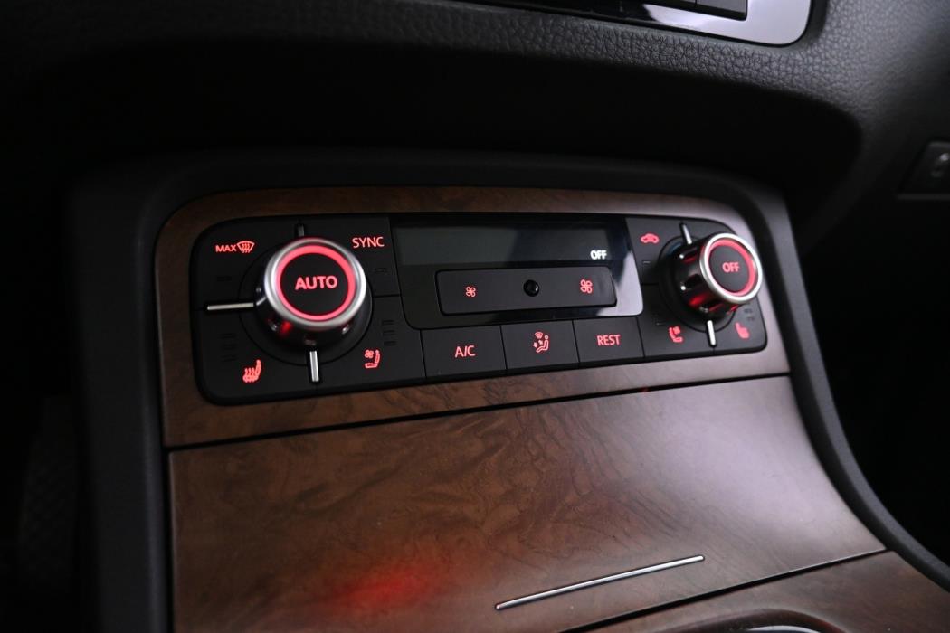 VOLKSWAGEN Touareg 2014