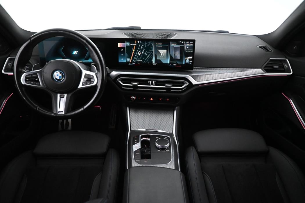 BMW 330 2023