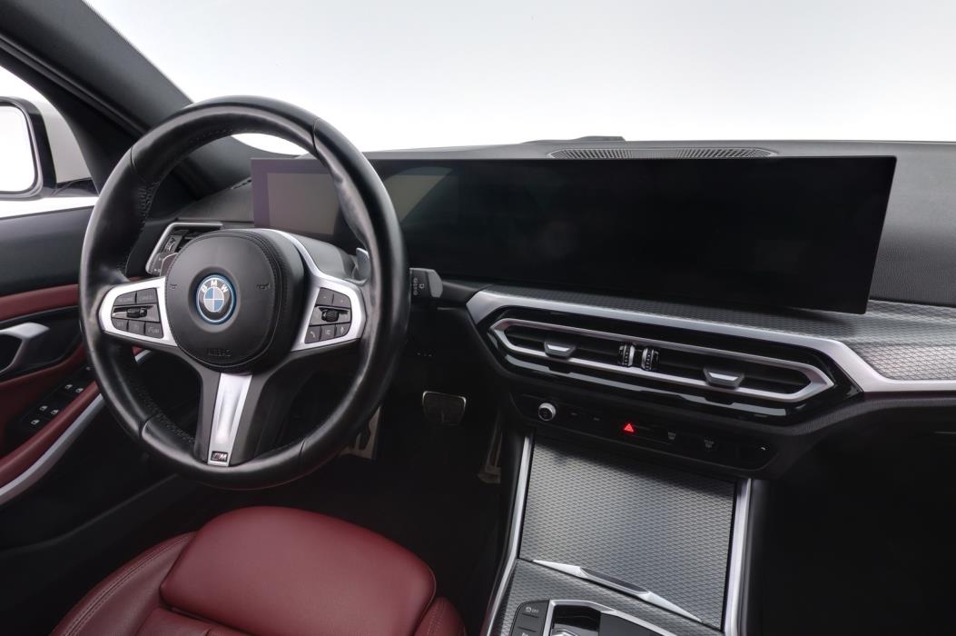 BMW 330 2023