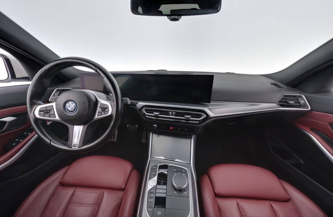BMW 330 2023