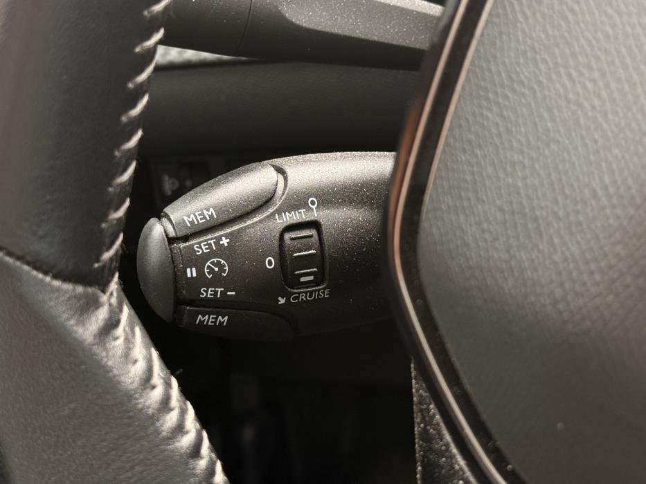 PEUGEOT e-208 2020