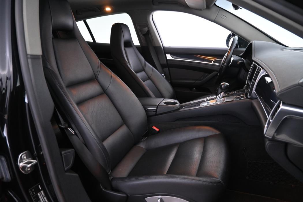 PORSCHE Panamera 2011