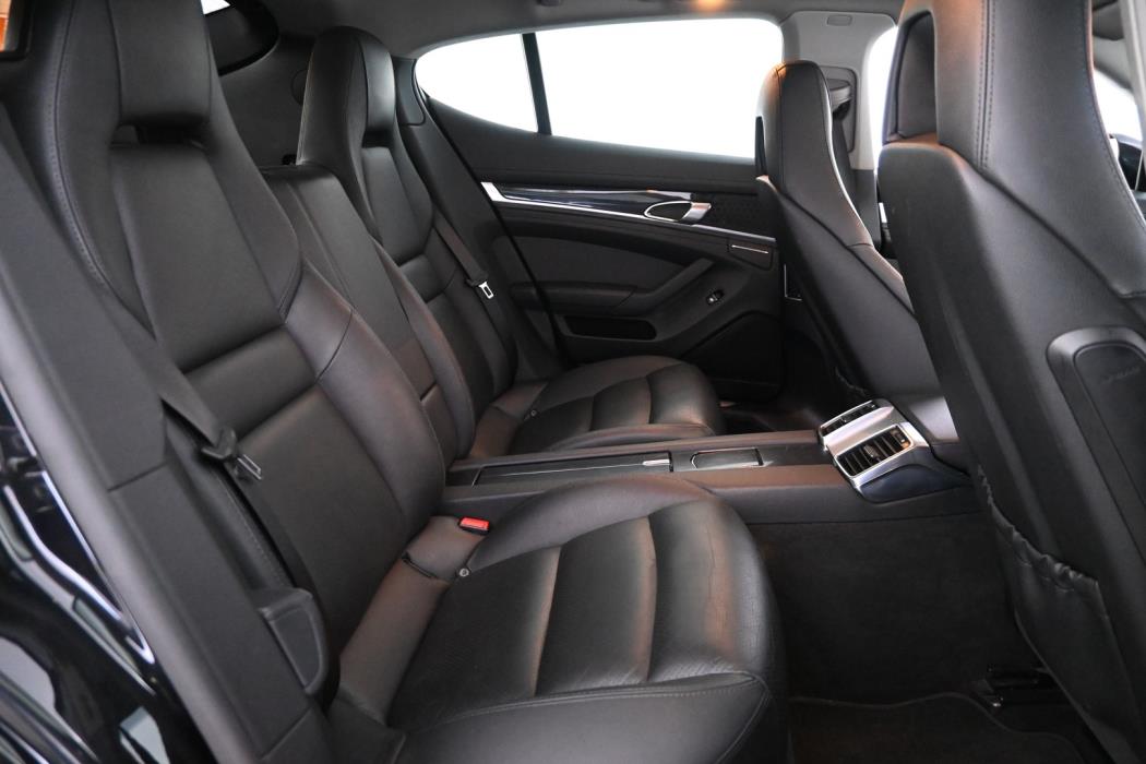 PORSCHE Panamera 2011