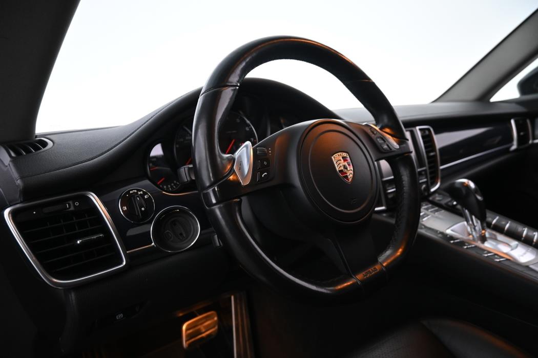 PORSCHE Panamera 2011