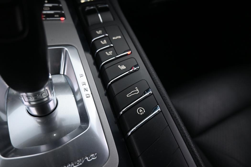 PORSCHE Panamera 2011