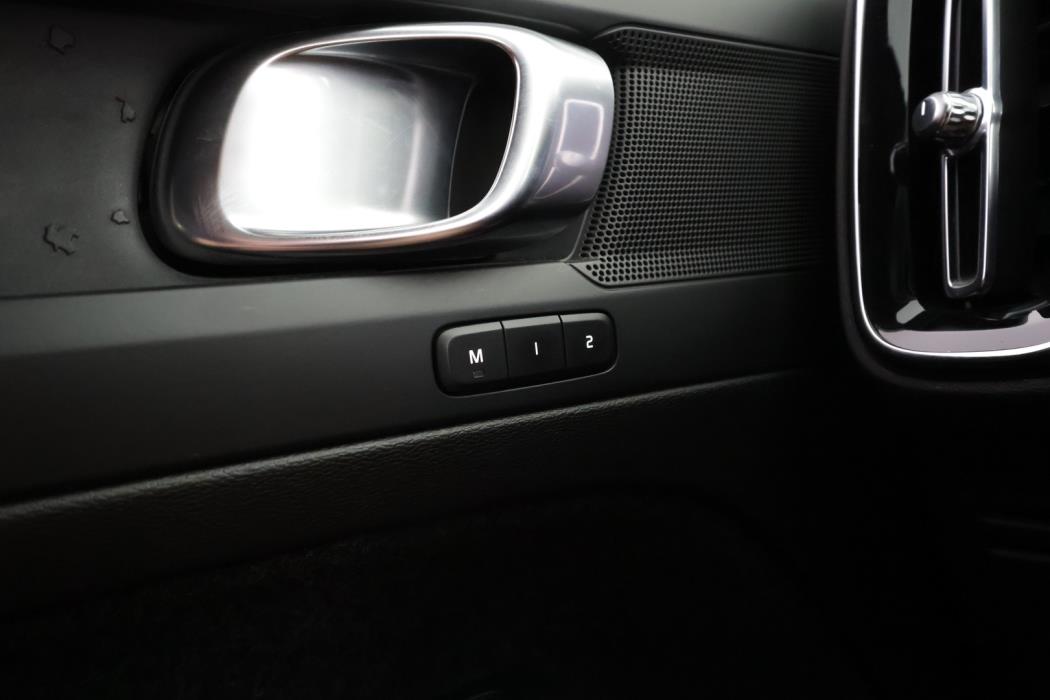 VOLVO XC40 2023