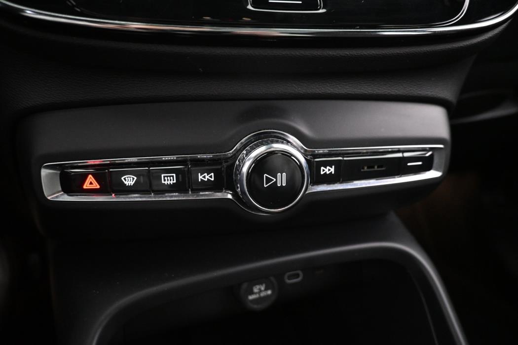 VOLVO XC40 2023