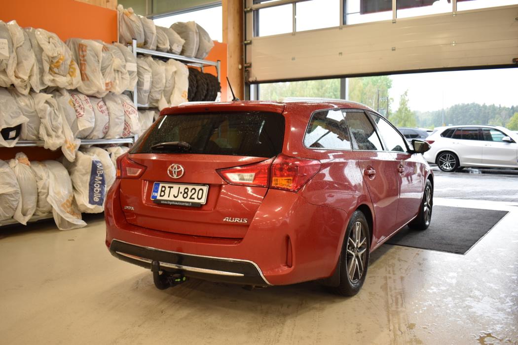 TOYOTA Auris 2015