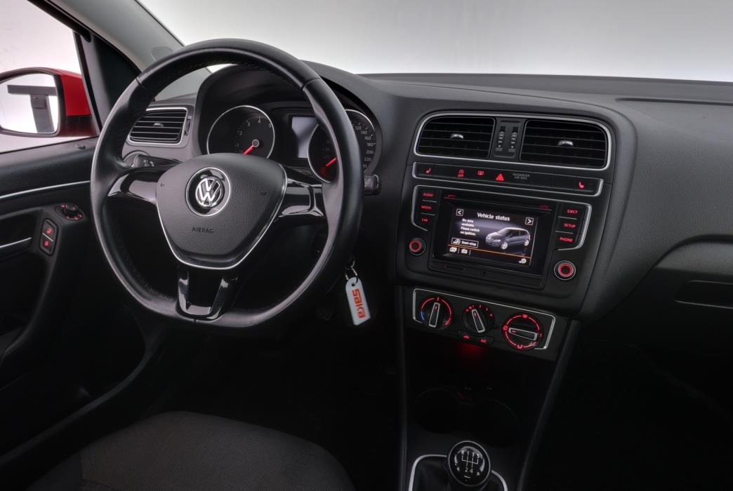VOLKSWAGEN Polo 2015