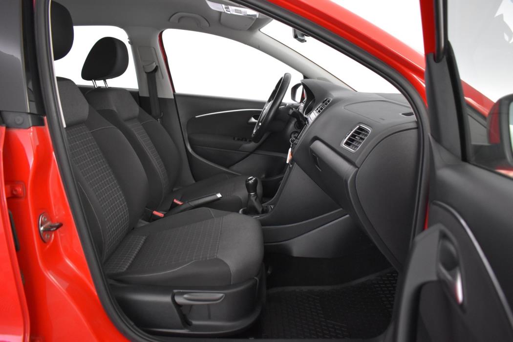 VOLKSWAGEN Polo 2015