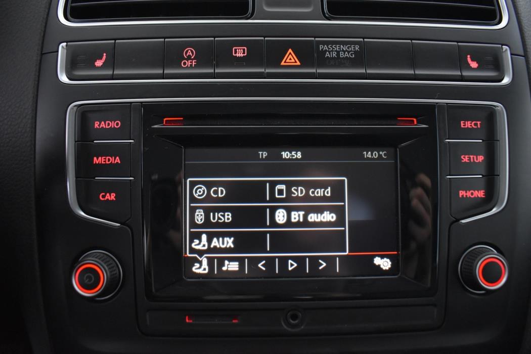 VOLKSWAGEN Polo 2015