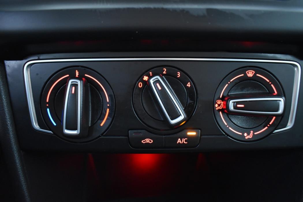 VOLKSWAGEN Polo 2015