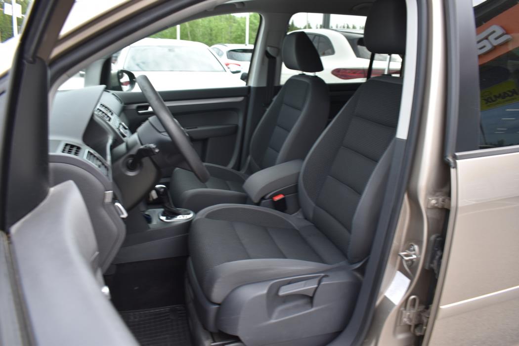 VOLKSWAGEN Touran 2012