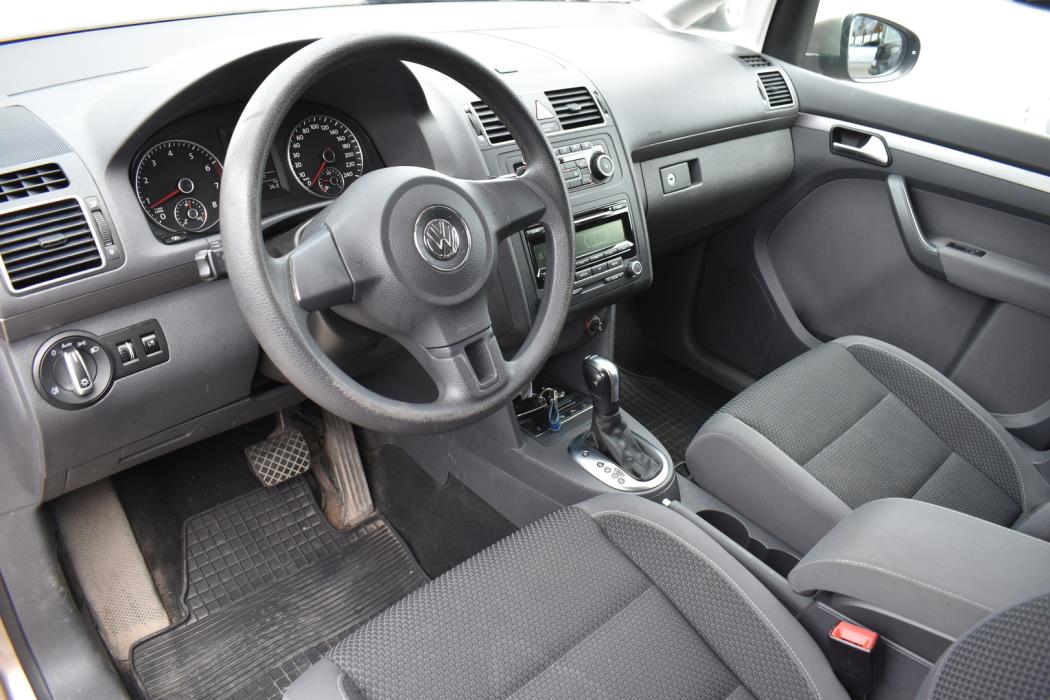 VOLKSWAGEN Touran 2012