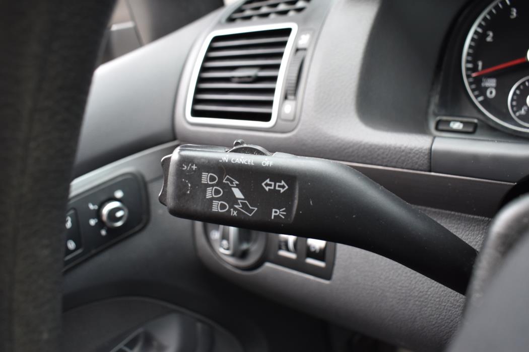 VOLKSWAGEN Touran 2012