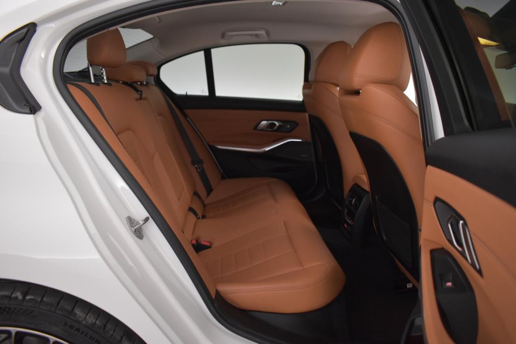 BMW 330 2019