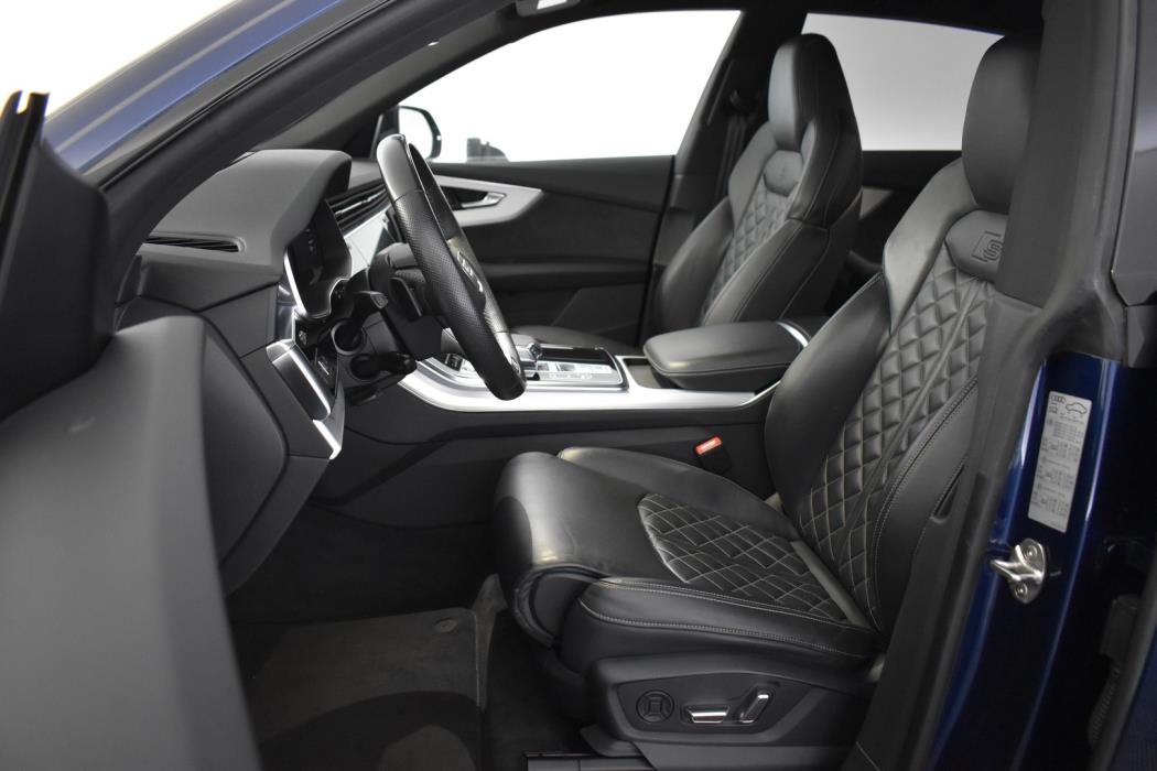 AUDI Q8 2021