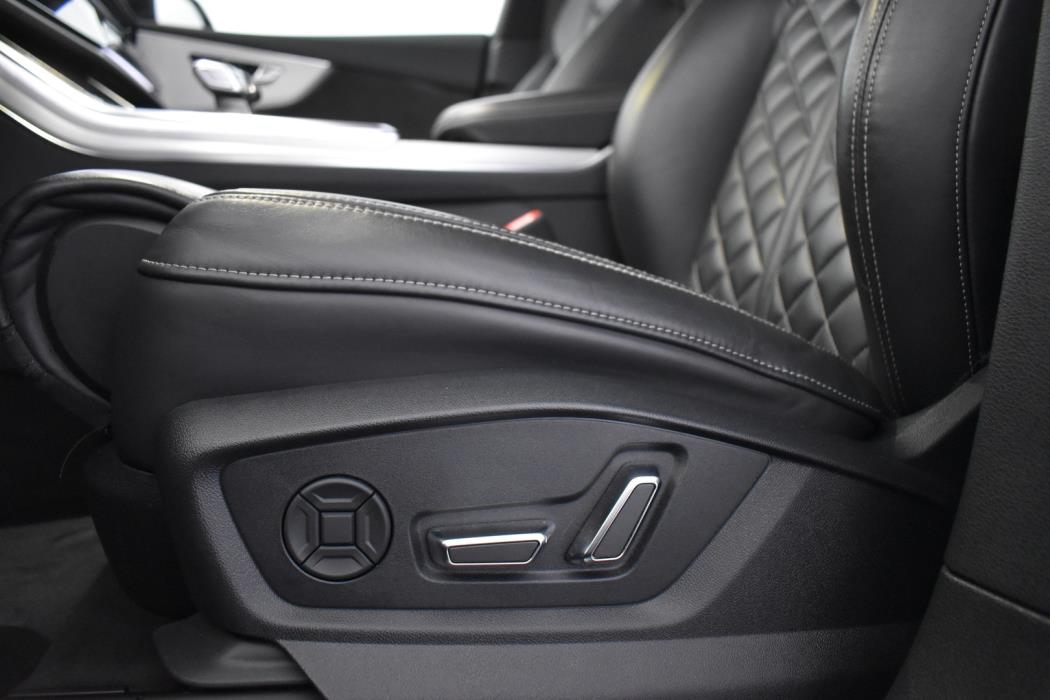 AUDI Q8 2021
