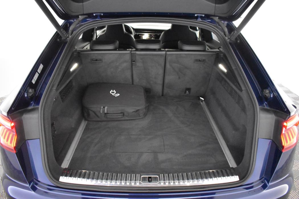 AUDI Q8 2021