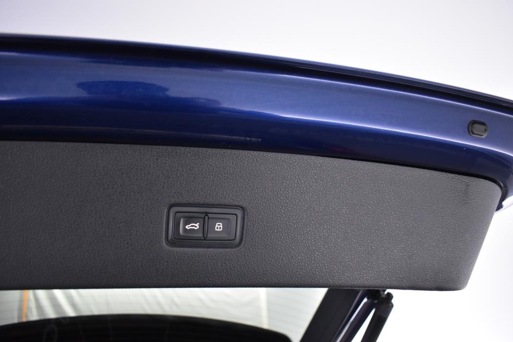 AUDI Q8 2021