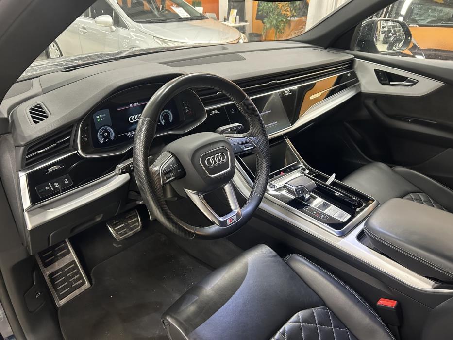 AUDI Q8 2021