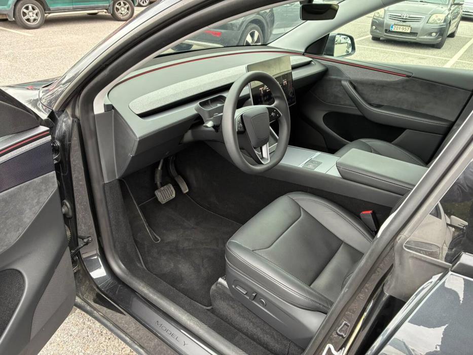 TESLA Model Y 2025