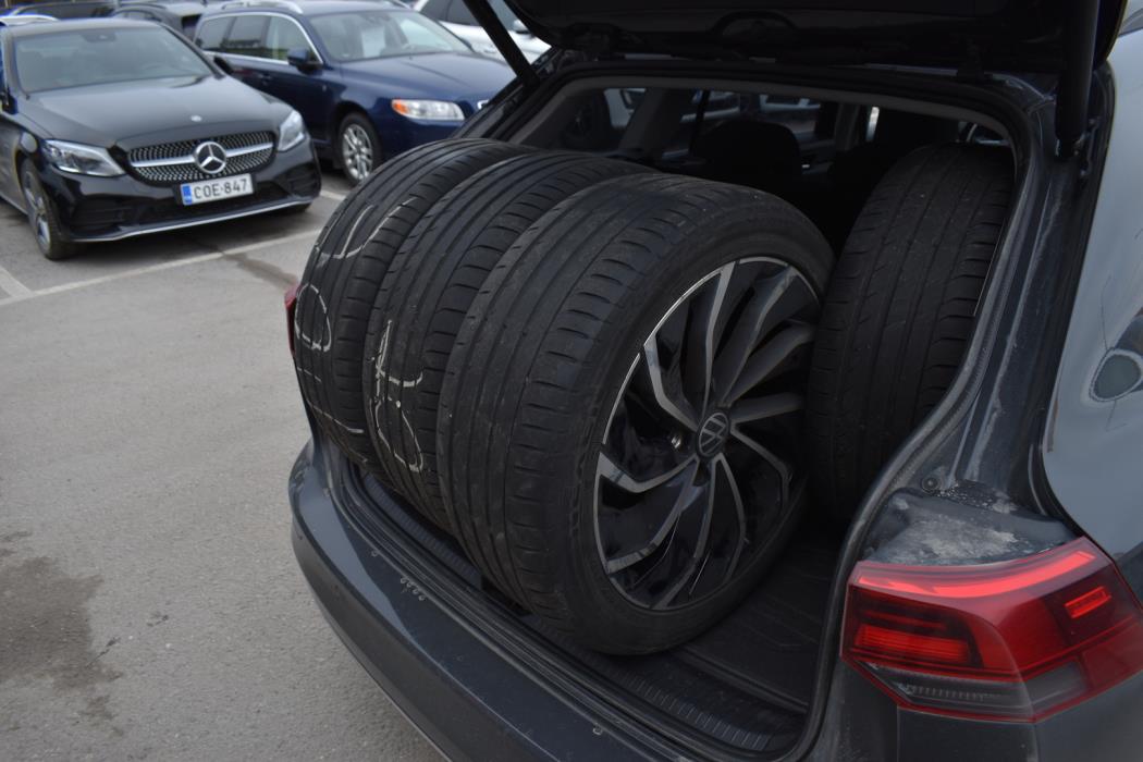 VOLKSWAGEN Golf 2023