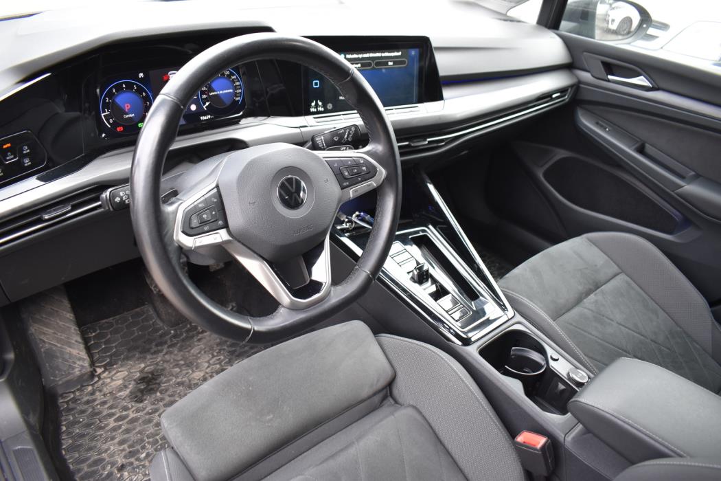 VOLKSWAGEN Golf 2023