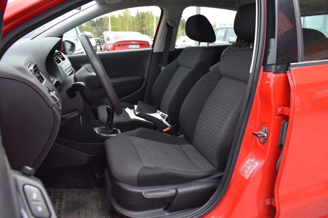 VOLKSWAGEN Polo 2012