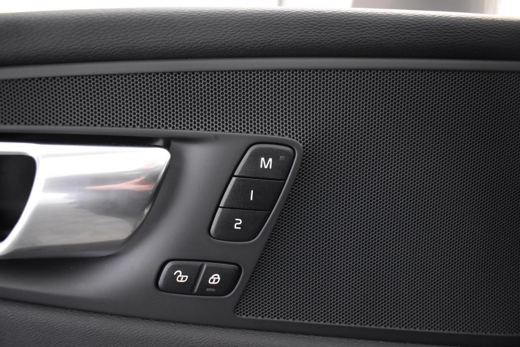 VOLVO XC60 2021
