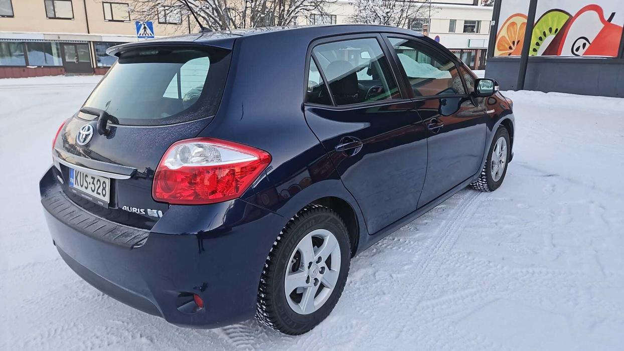 TOYOTA Auris 2011