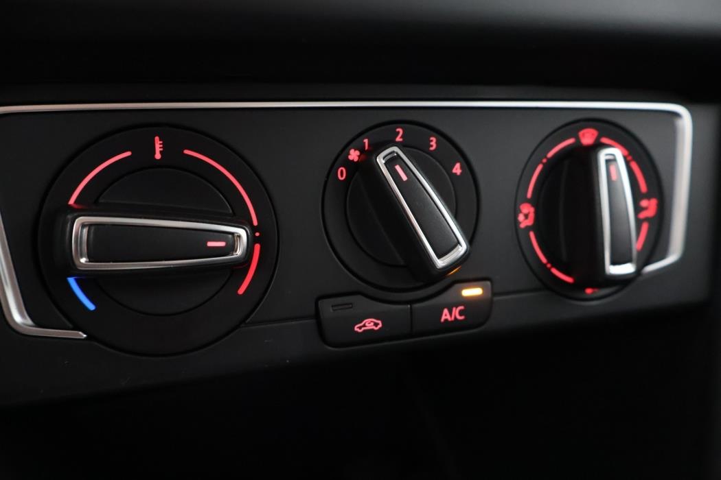 VOLKSWAGEN Polo 2016