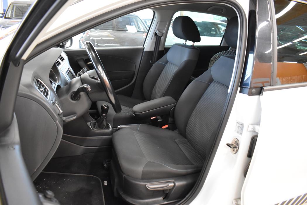 VOLKSWAGEN Polo 2016