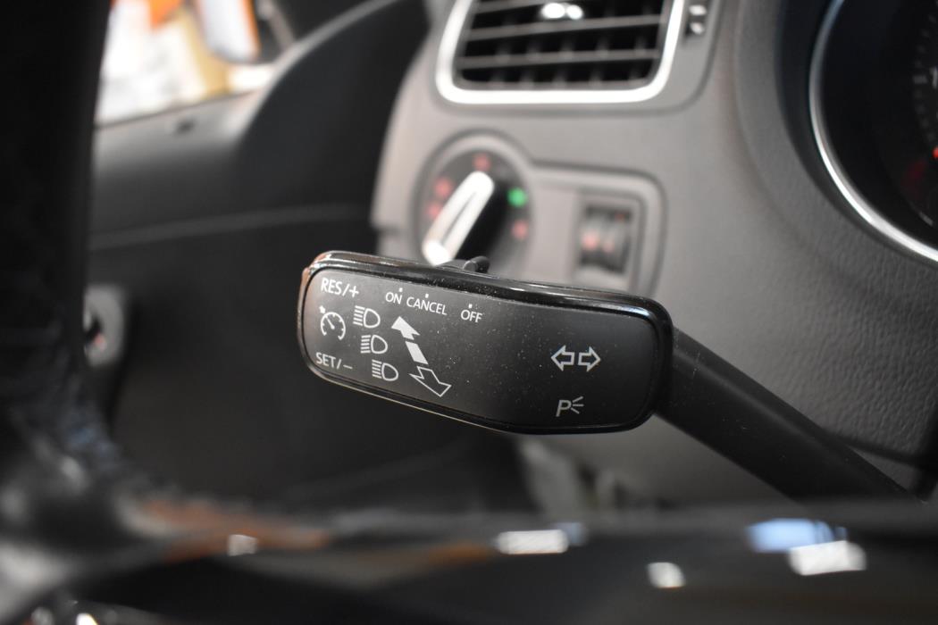 VOLKSWAGEN Polo 2016