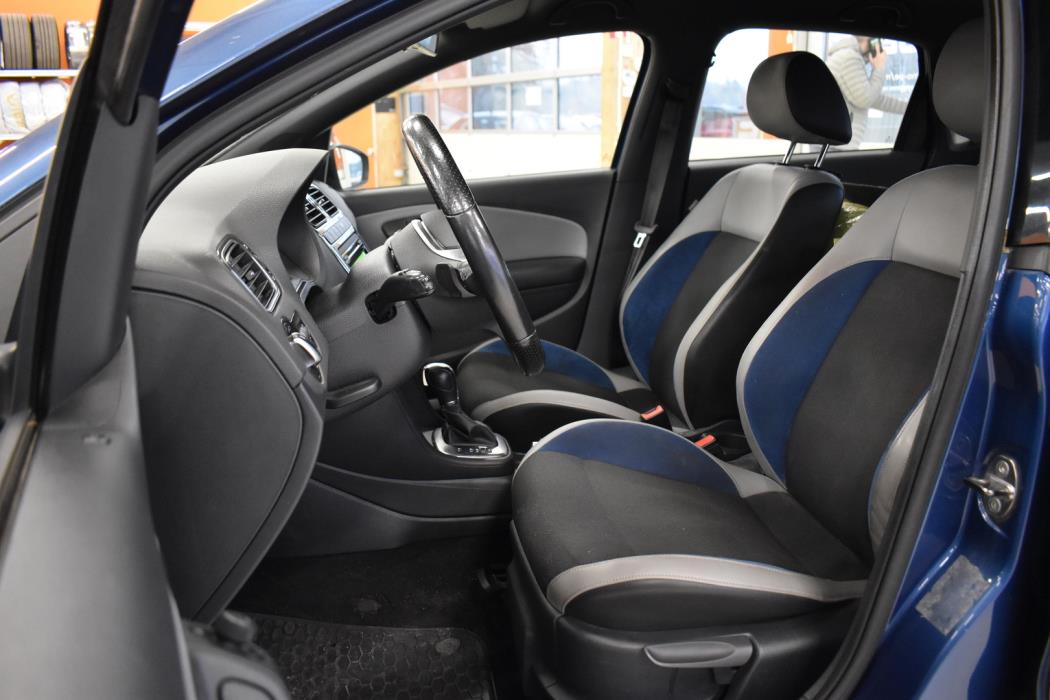 VOLKSWAGEN Polo 2013