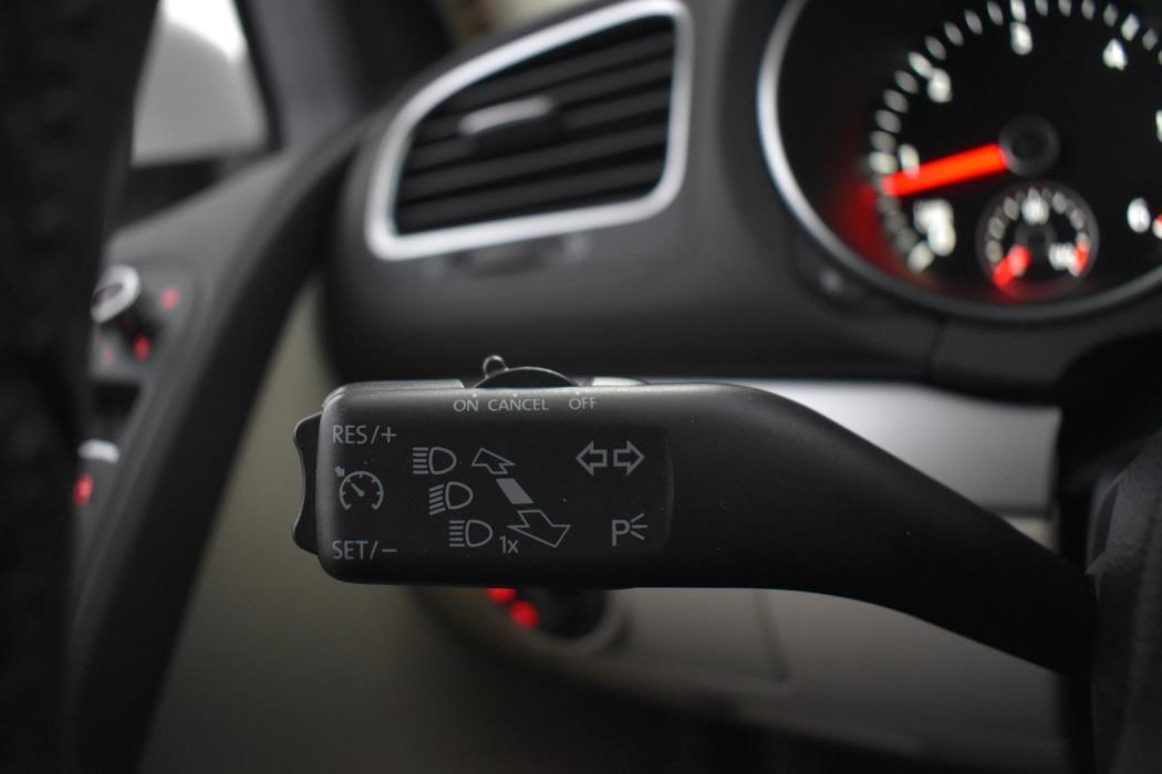 VOLKSWAGEN Golf 2012