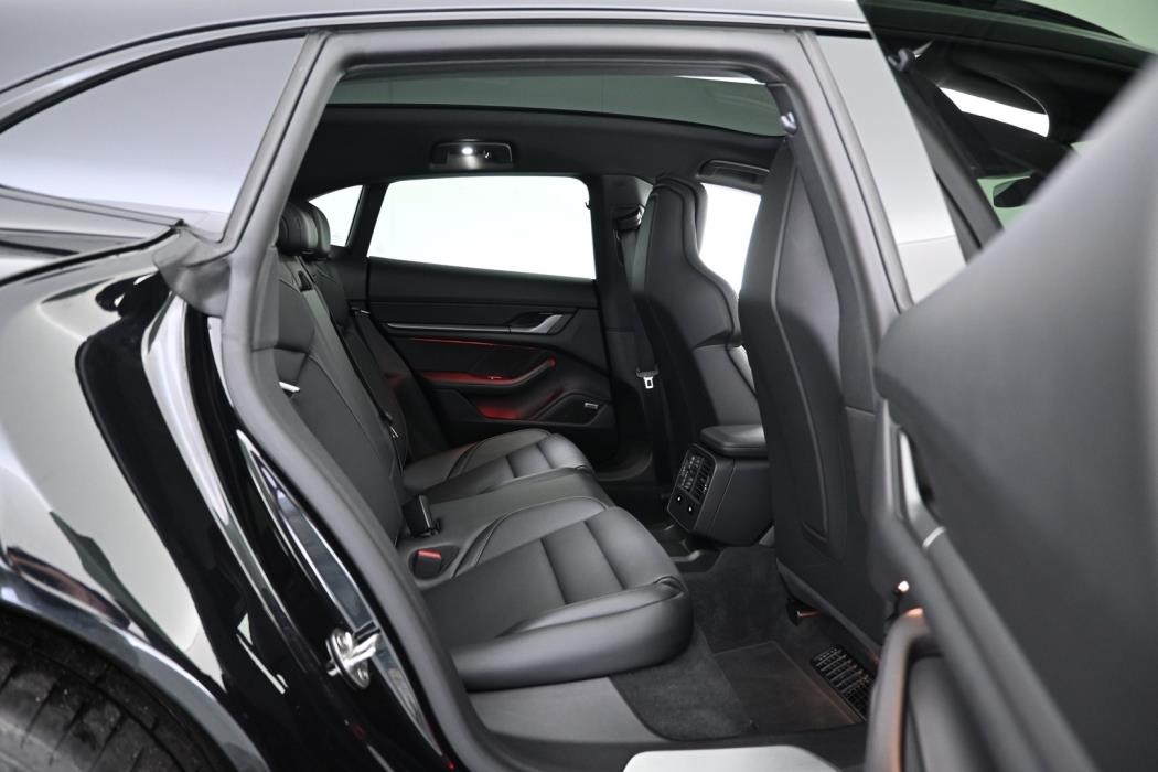 PORSCHE Taycan 2025