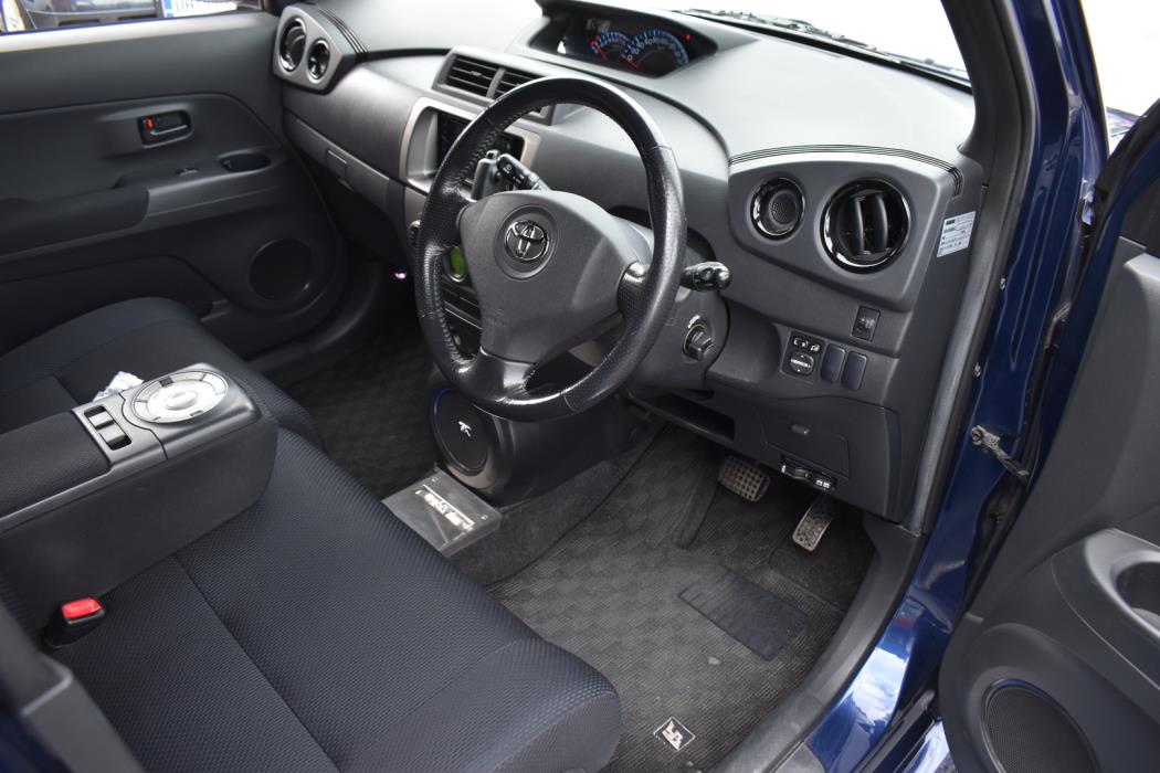 TOYOTA bB 2006